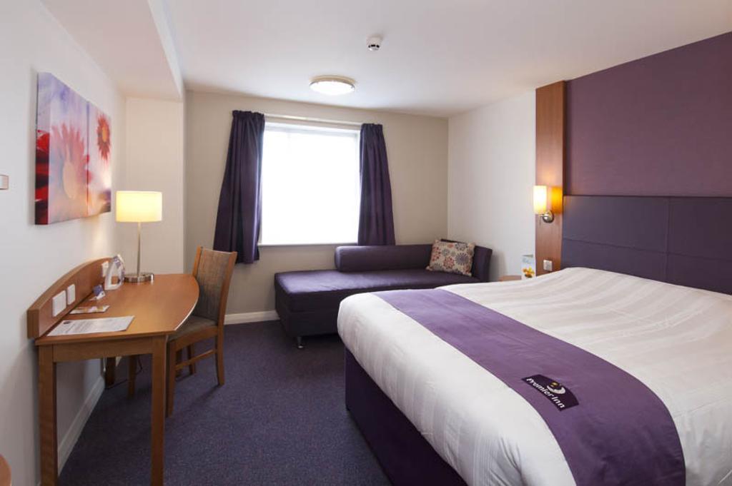 Premier Inn London Ealing Брентфорд Номер фото