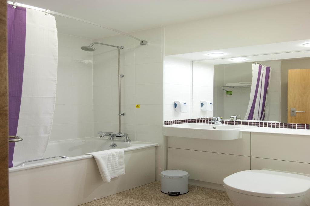 Premier Inn London Ealing Брентфорд Номер фото
