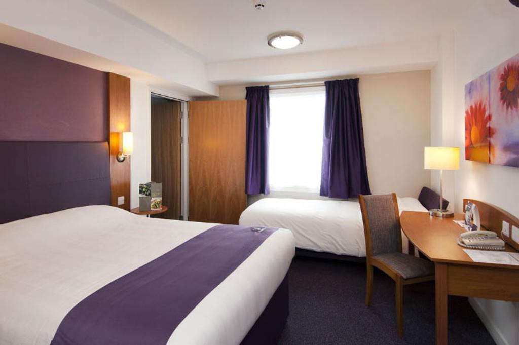Premier Inn London Ealing Брентфорд Номер фото