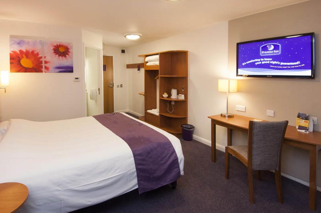 Premier Inn London Ealing Брентфорд Экстерьер фото