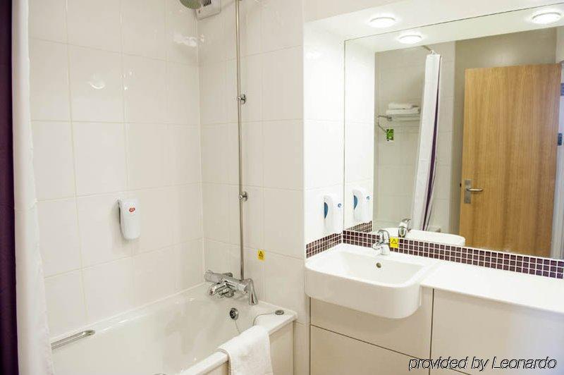 Premier Inn London Ealing Брентфорд Экстерьер фото