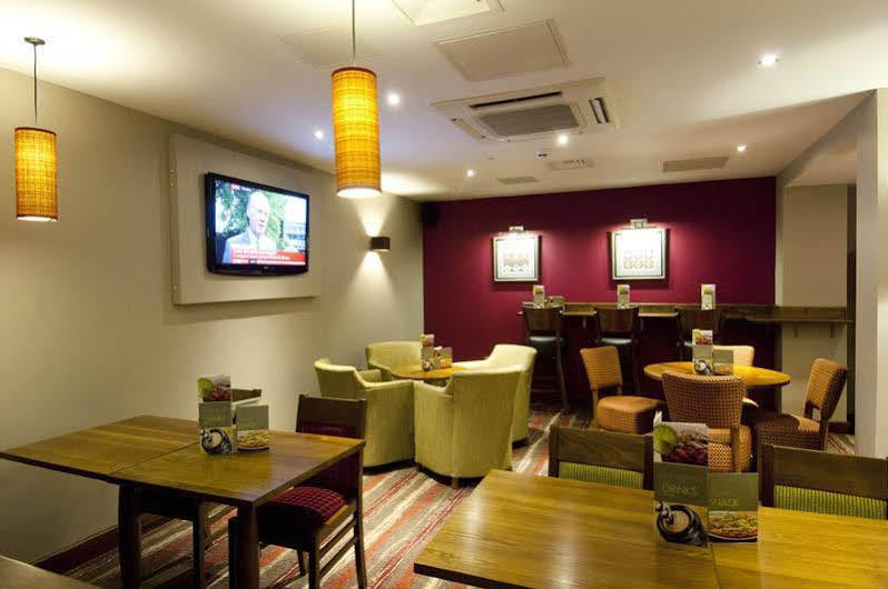 Premier Inn London Ealing Брентфорд Экстерьер фото