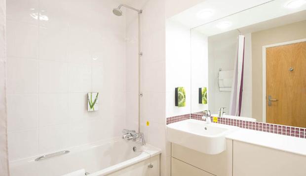 Premier Inn London Ealing Брентфорд Экстерьер фото